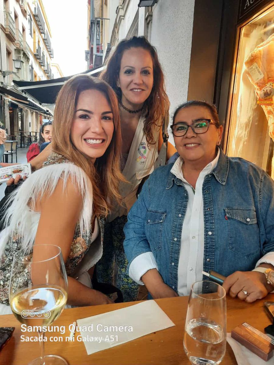 Nuestra compañera Lorena con María del Monte y Tamara Gorro.